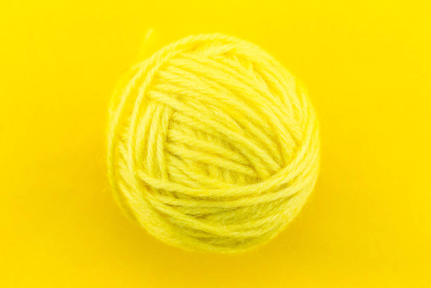 color de hilo amarillo sobre fondo amarillo
. - Foto, Imagen