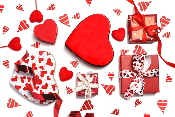 Kırmızı hediye kutuları beyaz arka planda izole edilmiş. Sevgililer Günü Kutlaması - Fotoğraf, Görsel