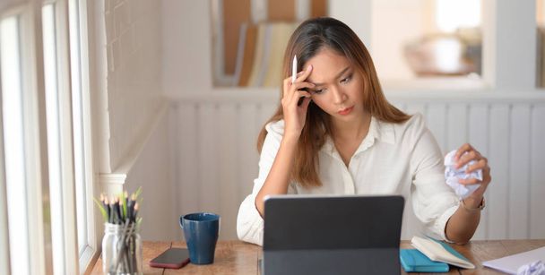 Väsynyt kaunis aasialainen liiketoiminnan nainen työskentelee päänsärky toimistohuoneessa
 - Valokuva, kuva