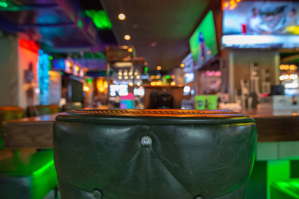 sillas y mesa con Blurred bar restaurante fondo
 - Foto, Imagen