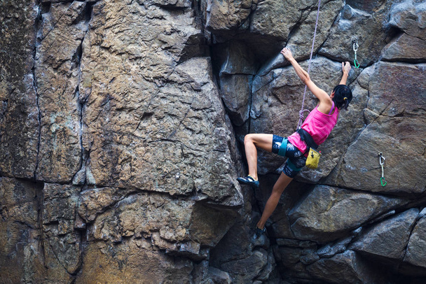 Kız granit kayaya tırmanıyor.. - Fotoğraf, Görsel
