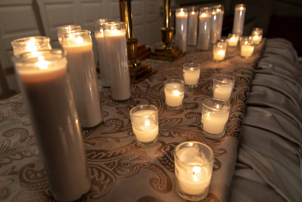 brennende Kerzen am Kirchenaltar - Foto, Bild