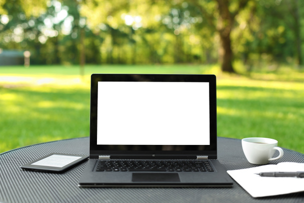 Ноутбук з порожнім екраном на відкритому повітрі
 - Фото, зображення