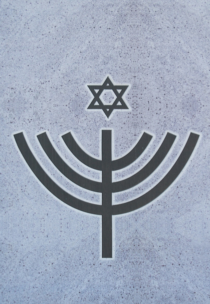 Menorah y Daviv estrella tallada en piedra
 - Foto, Imagen
