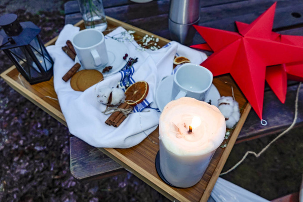 Estocolmo, Suecia Una bandeja fuera de un café con velas, tazas de café, broches de gineger, naranjas secas para representar una fika sueca tradicional
 - Foto, Imagen