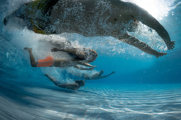 Diversão Pessoas em uma piscina natação subaquática t - Foto, Imagem