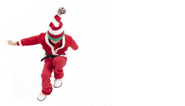 Boy Santa Claus está saltando. Concepto de vacaciones de Navidad. Niño de Navidad
 - Foto, imagen