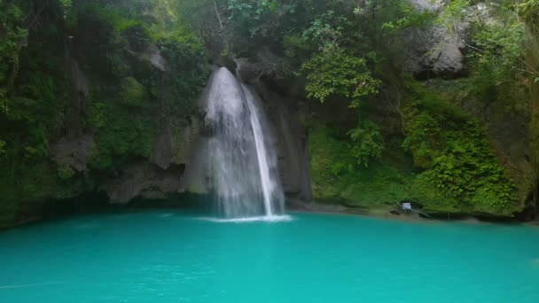 Kawasan Falls in een bergkloof bij de tropische jungle van Cebu Island in de Filippijnen. Watervallandschap en groene tropische natuur in Azië - Video