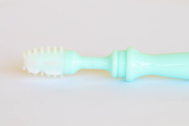 zubní kartáček dítěte 6 měsíců stará zdravotní péče ústní dutina dětského zařízení byt ležel styl na pozadí bílá  - Fotografie, Obrázek