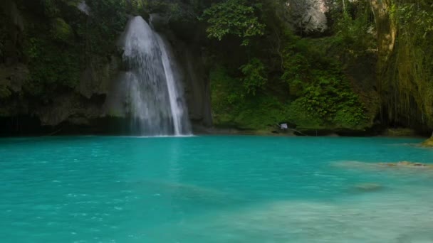 Kawasan Falls v horské rokli v tropické džungli na ostrově Cebu na Filipínách. Vodopád krajina a zelená tropická příroda v Asii - Záběry, video