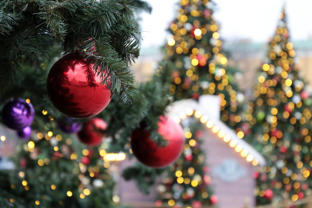 Decorazioni di Natale su rami di abete su sfondo di luci festivo, illuminazione di notte. Albero di anno nuovo con palle in miniatura, magia di una vacanza per sfondo
 - Foto, immagini