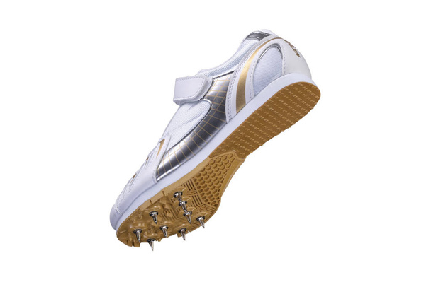 Sportovní boty na bílém pozadí. Bílá teniska s bodci. Kožené běžecké boty - Fotografie, Obrázek