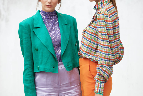 Ženy se zelenou bundou a oranžovými kalhotami před módní přehlídkou Arthura Arbessera, milánský styl módního týdne  - Fotografie, Obrázek