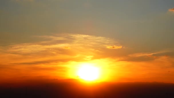 4k Zachód słońca Zmierzch pomarańczowy żółty niebo niebieski piękny fioletowy charakter tło - Materiał filmowy, wideo