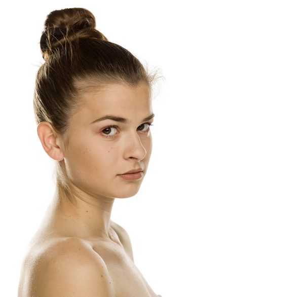 Portrait de jeune femme sérieuse sans maquillage sur fond blanc
 - Photo, image