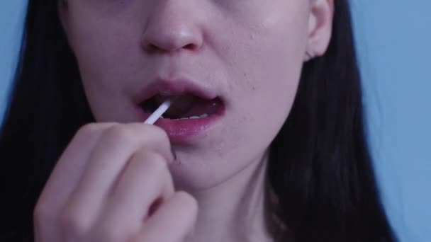 Una giovane ragazza succhiare un lecca-lecca
 - Filmati, video