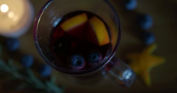 ホット・モルドワインは木の背景にアイルランドのコーヒーグラスに注がれます。. - 映像、動画