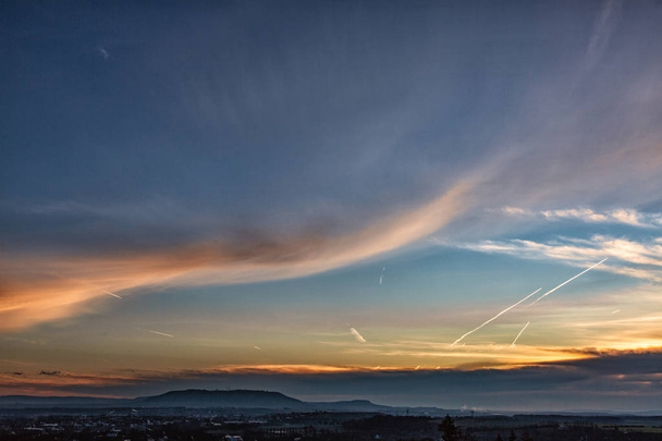 Cielo colorato sulla Baviera a dicembre
 - Foto, immagini