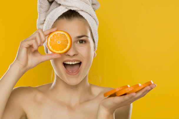 Portré fiatal ingek gyönyörű nő pózol narancs sárga alapon - Fotó, kép