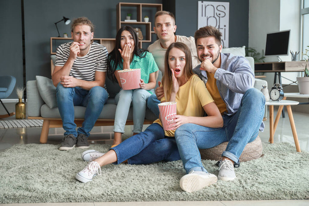 Grupo de amigos viendo películas en casa
 - Foto, Imagen