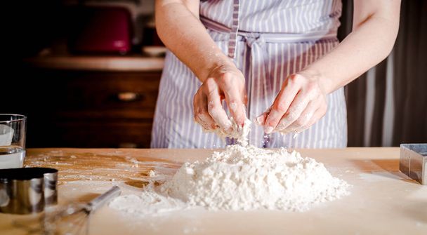 chef kneedt bakdeeg, vuile chef-kok handen in gebak, koken, bakkerij concept - Foto, afbeelding