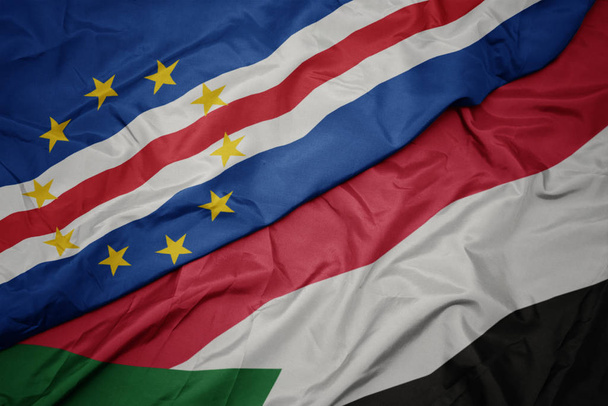 хвилястий барвистий прапор раптового і національного прапора мису Верде
. - Фото, зображення