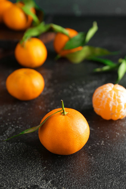 Sladké mandarinky na tmavém stole - Fotografie, Obrázek