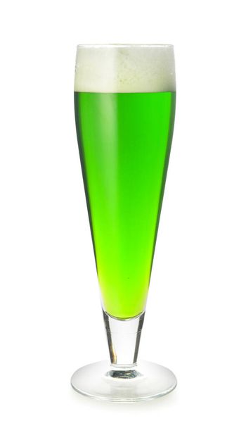 Vaso de cerveza verde sobre fondo blanco. Celebración del Día de San Patricio
 - Foto, Imagen