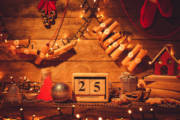 Arredo natalizio e calendario su sfondo in legno
 - Foto, immagini