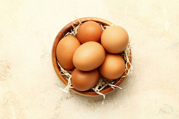 Schüssel mit frischen Eiern auf weißem Hintergrund - Foto, Bild