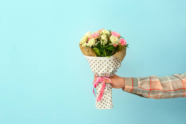 Ruka ženské květinářství s krásnou kytici na barevném pozadí - Fotografie, Obrázek