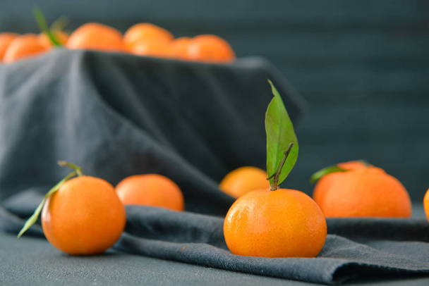Zoete rijpe mandarijnen op tafel - Foto, afbeelding