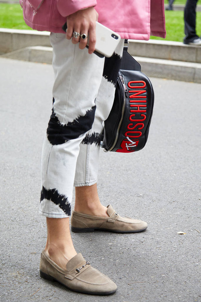Mann mit Moschino-Tasche vor der Modenschau emporio armani, Mailänder Modewoche Streetstyle  - Foto, Bild