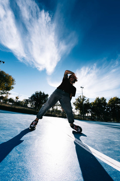 Mladý b chlapec tanec a pózování na basketbalovém hřišti - Fotografie, Obrázek