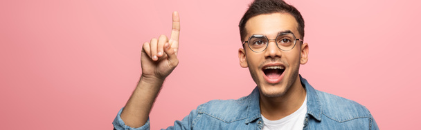 Panoramic shot of excited man showing idea sign isolated on pink - Photo, Image