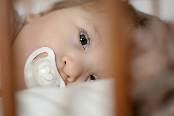 mozgássérült egyéves baba próbál elaludni - kép - Fotó, kép