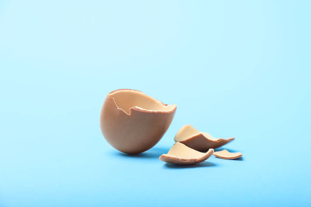 Rozbité čokoládové velikonoční vejce na barevném pozadí - Fotografie, Obrázek