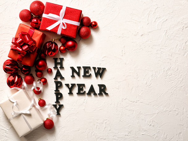 Κείμενο Ευτυχισμένο το Νέο Έτος με διακόσμηση και δώρα στο λευκό φόντο - Φωτογραφία, εικόνα
