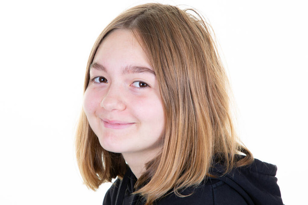 Šťastný dospívající dívka přes bílý pozadí portrét - Fotografie, Obrázek