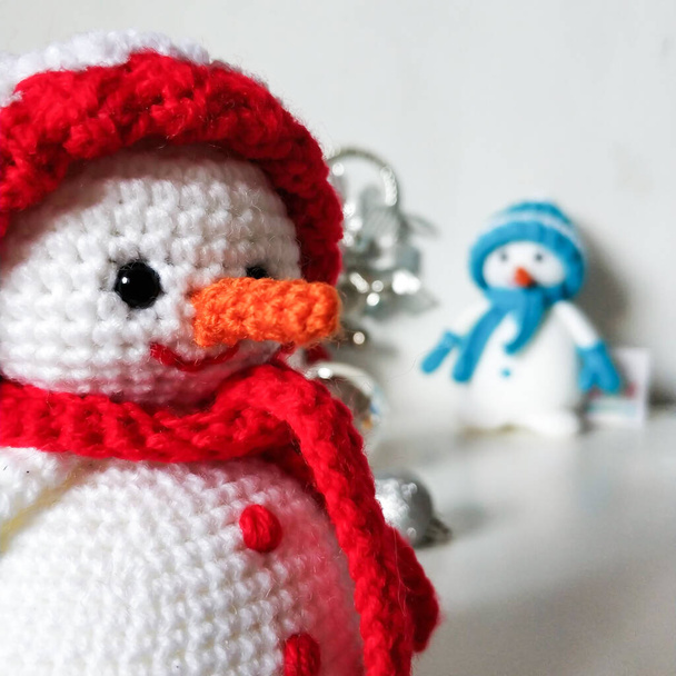 Jouet bonhomme de neige tricoté cadeau de Noël sur fond clair
 - Photo, image