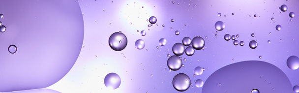 panorámás lövés absztrakt lila színű textúra vegyes víz és olaj buborékok - Fotó, kép