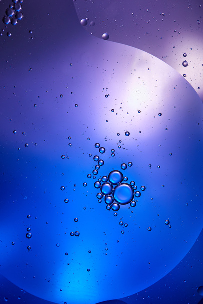 fondo abstracto de agua mezclada y aceite en color azul y púrpura
 - Foto, Imagen