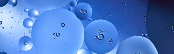 混合水と油からの美しい抽象的な青の背景のパノラマショット  - 写真・画像