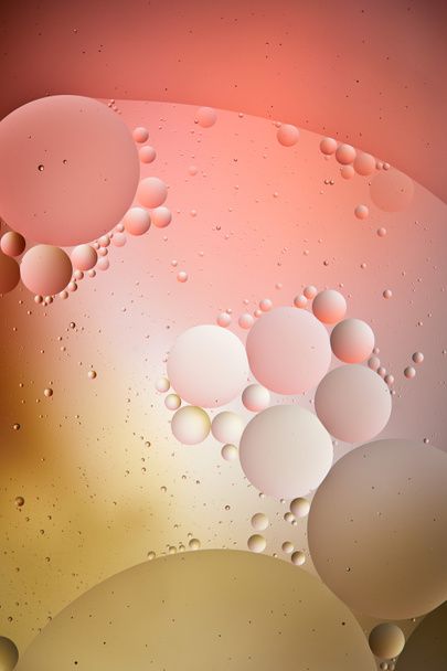 kreatív háttér vegyes víz és olaj buborékok piros és sárga színű - Fotó, kép