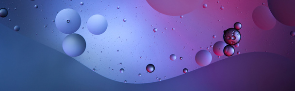 Panoramaaufnahme von blauem und violettem Hintergrund aus gemischtem Wasser und Öl   - Foto, Bild