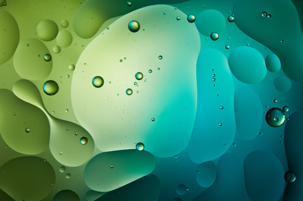 abstrakcyjne tło z mieszanych pęcherzyków wody i oleju w kolorze zielonym i niebieskim - Zdjęcie, obraz