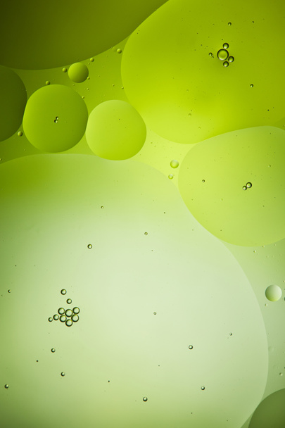 Beautiful green color abstract background from mixed water and oil - Foto, Imagen