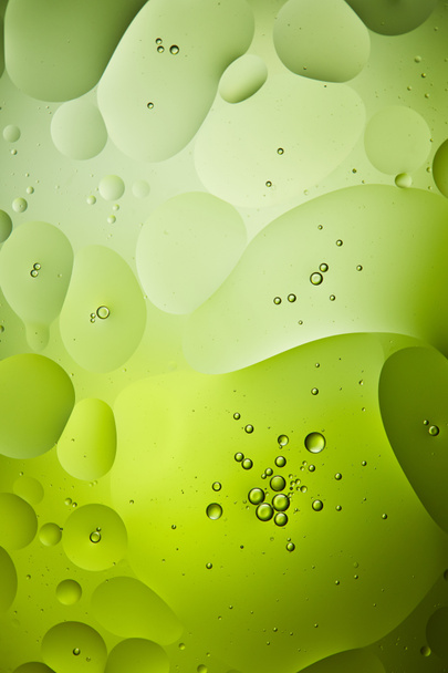 緑色の混合水と油泡からの抽象的な背景 - 写真・画像