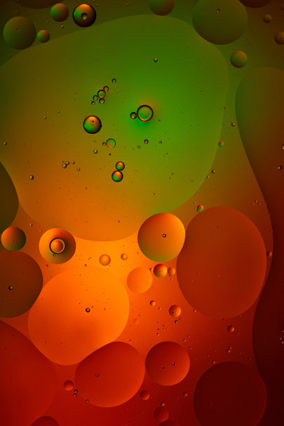 abstrakti tausta sekoitettu vesi ja öljy kuplia vihreä ja punainen väri
 - Valokuva, kuva