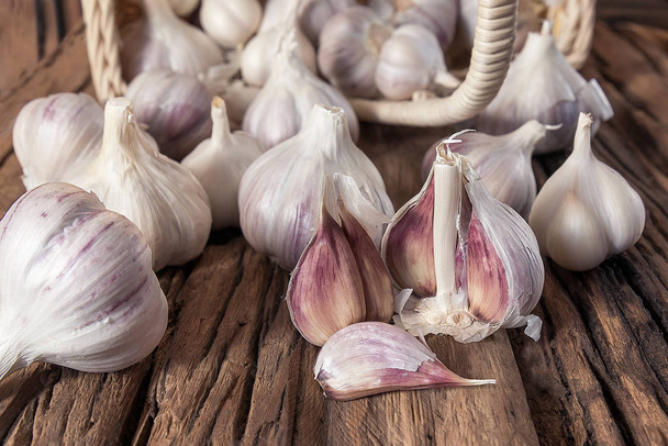 garlic bulbs scattered on a wooden table - Foto, Bild